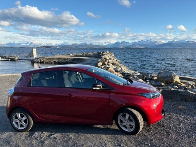 Красный Рено Зое, объемом двигателя 0 л и пробегом 76 тыс. км за 7500 $, фото 1 на Automoto.ua