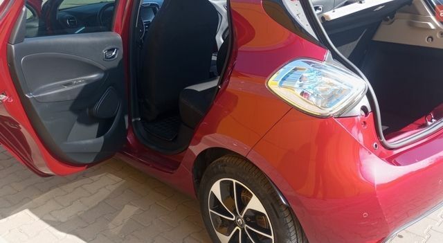 Красный Рено Зое, объемом двигателя 0 л и пробегом 87 тыс. км за 8888 $, фото 1 на Automoto.ua