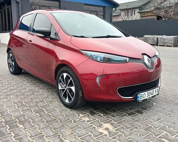 Красный Рено Зое, объемом двигателя 0 л и пробегом 120 тыс. км за 9750 $, фото 1 на Automoto.ua