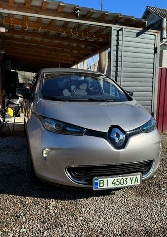 Серый Рено Зое, объемом двигателя 0 л и пробегом 102 тыс. км за 8200 $, фото 1 на Automoto.ua