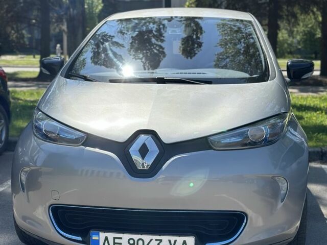 Серый Рено Зое, объемом двигателя 0 л и пробегом 81 тыс. км за 6500 $, фото 1 на Automoto.ua