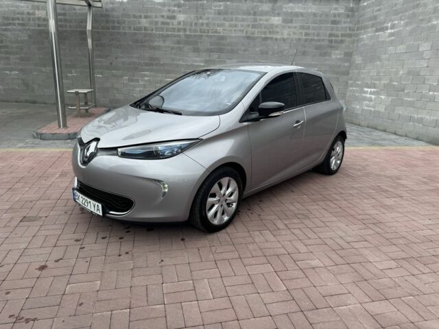 Серый Рено Зое, объемом двигателя 0 л и пробегом 160 тыс. км за 8000 $, фото 1 на Automoto.ua