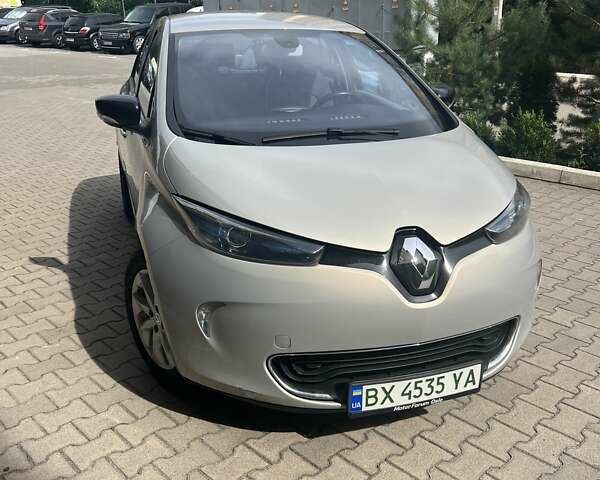 Серый Рено Зое, объемом двигателя 0 л и пробегом 103 тыс. км за 6200 $, фото 1 на Automoto.ua