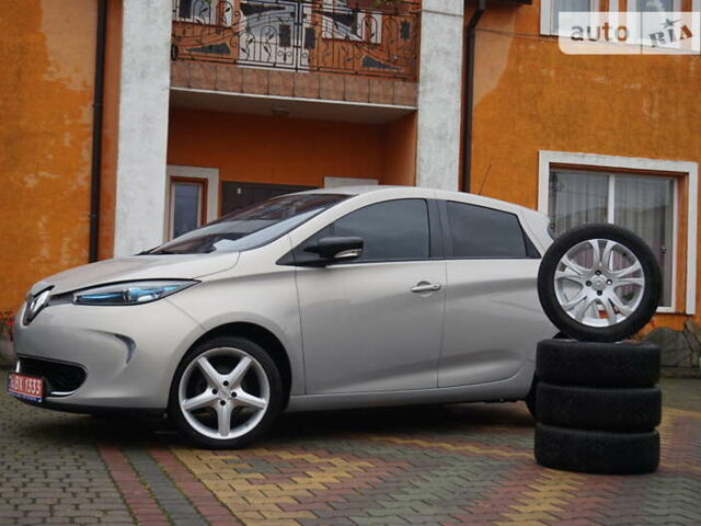 Серый Рено Зое, объемом двигателя 0 л и пробегом 102 тыс. км за 7500 $, фото 1 на Automoto.ua