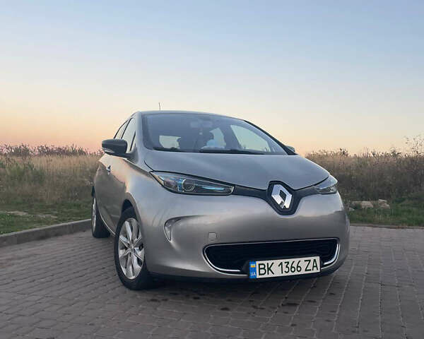 Серый Рено Зое, объемом двигателя 0 л и пробегом 180 тыс. км за 5900 $, фото 1 на Automoto.ua