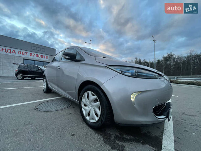 Серый Рено Зое, объемом двигателя 0 л и пробегом 104 тыс. км за 9700 $, фото 1 на Automoto.ua