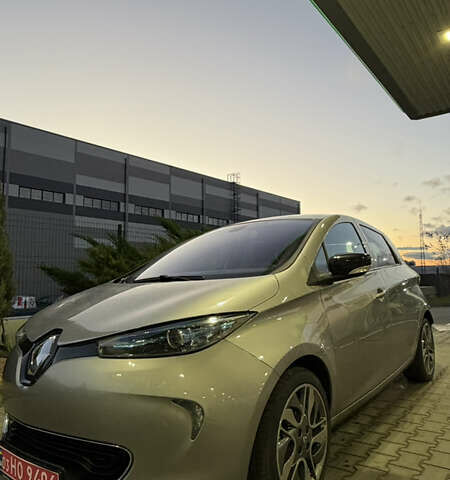 Серый Рено Зое, объемом двигателя 0 л и пробегом 105 тыс. км за 7000 $, фото 1 на Automoto.ua