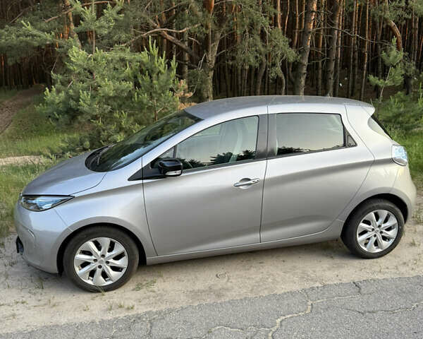 Серый Рено Зое, объемом двигателя 0 л и пробегом 56 тыс. км за 8000 $, фото 1 на Automoto.ua