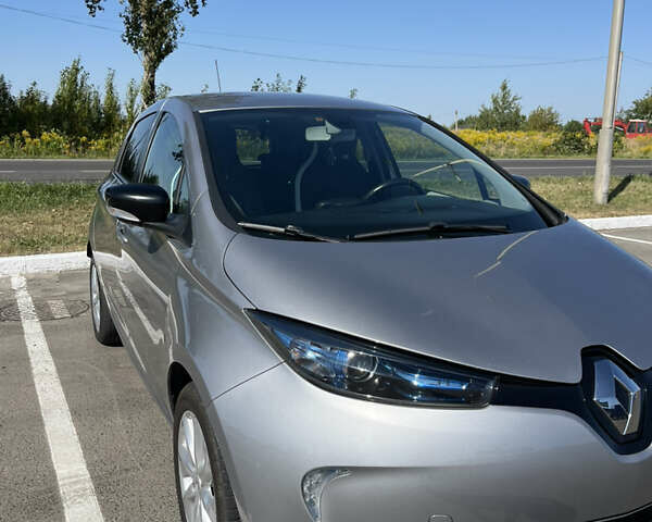 Серый Рено Зое, объемом двигателя 0 л и пробегом 101 тыс. км за 7600 $, фото 1 на Automoto.ua