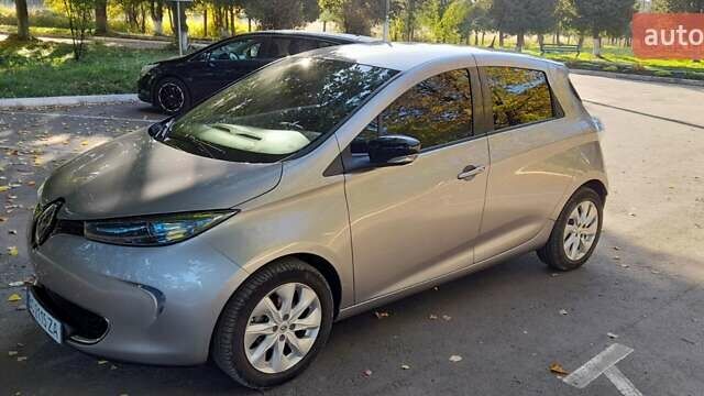 Серый Рено Зое, объемом двигателя 0 л и пробегом 80 тыс. км за 7200 $, фото 1 на Automoto.ua