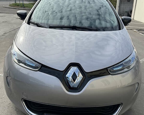 Серый Рено Зое, объемом двигателя 0 л и пробегом 112 тыс. км за 6500 $, фото 1 на Automoto.ua