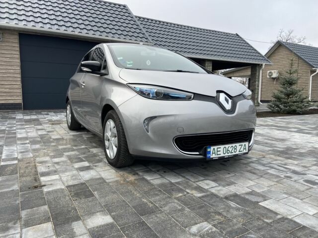 Серый Рено Зое, объемом двигателя 0 л и пробегом 142 тыс. км за 9000 $, фото 1 на Automoto.ua