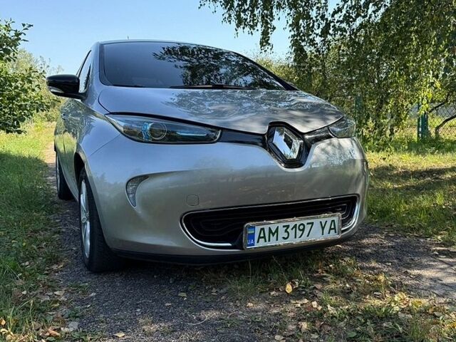 Серый Рено Зое, объемом двигателя 0 л и пробегом 120 тыс. км за 7899 $, фото 1 на Automoto.ua