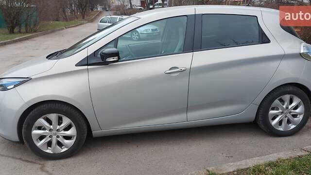 Серый Рено Зое, объемом двигателя 0 л и пробегом 70 тыс. км за 8200 $, фото 1 на Automoto.ua