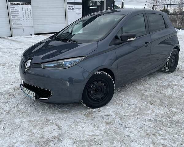 Серый Рено Зое, объемом двигателя 0 л и пробегом 92 тыс. км за 11000 $, фото 1 на Automoto.ua