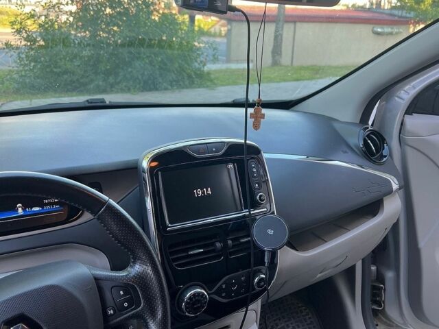 Серый Рено Зое, объемом двигателя 0 л и пробегом 78 тыс. км за 7500 $, фото 1 на Automoto.ua