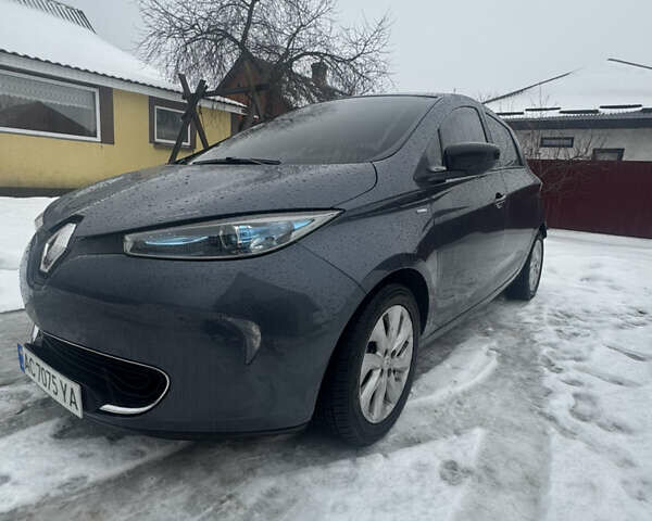 Серый Рено Зое, объемом двигателя 0 л и пробегом 133 тыс. км за 10000 $, фото 1 на Automoto.ua