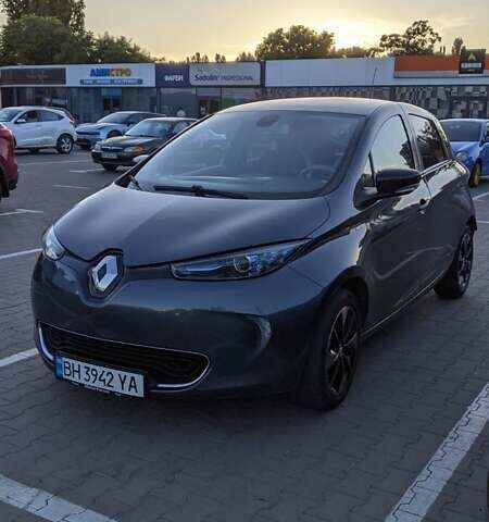 Серый Рено Зое, объемом двигателя 0 л и пробегом 145 тыс. км за 10899 $, фото 1 на Automoto.ua