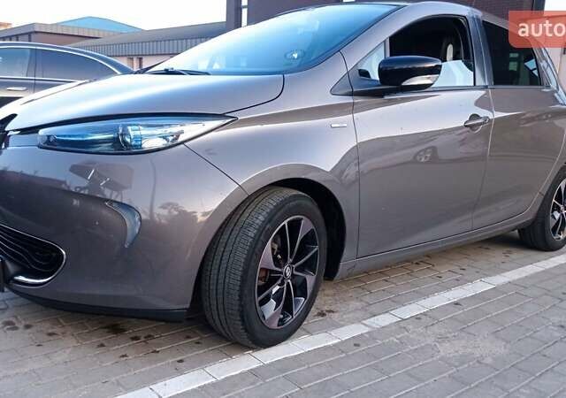 Серый Рено Зое, объемом двигателя 0 л и пробегом 115 тыс. км за 10000 $, фото 1 на Automoto.ua