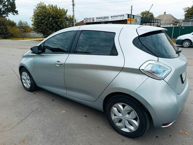 Серый Рено Зое, объемом двигателя 0 л и пробегом 128 тыс. км за 9230 $, фото 1 на Automoto.ua