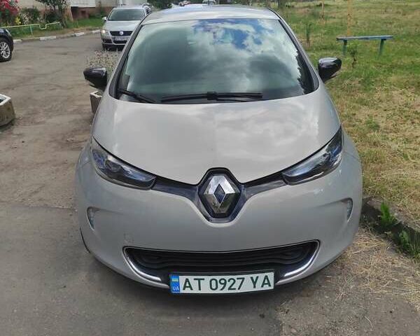 Серый Рено Зое, объемом двигателя 0 л и пробегом 76 тыс. км за 10500 $, фото 1 на Automoto.ua