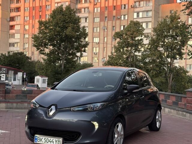 Серый Рено Зое, объемом двигателя 0 л и пробегом 101 тыс. км за 9904 $, фото 1 на Automoto.ua
