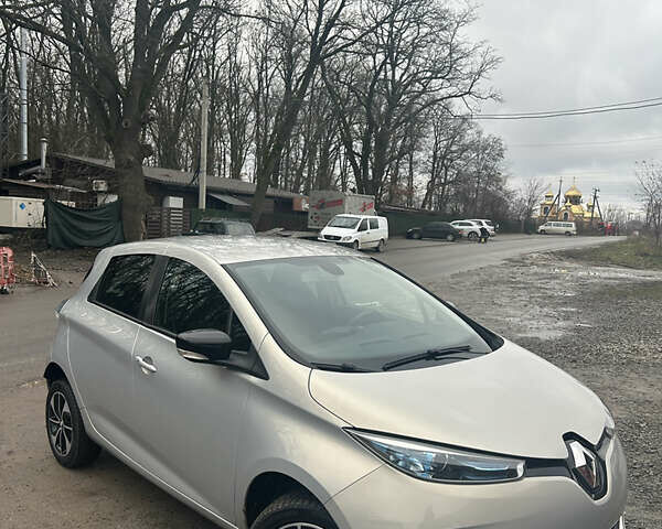 Серый Рено Зое, объемом двигателя 0 л и пробегом 41 тыс. км за 10000 $, фото 1 на Automoto.ua