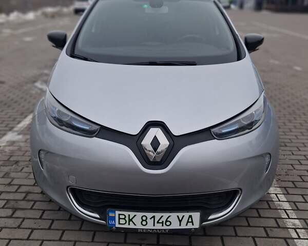 Серый Рено Зое, объемом двигателя 0 л и пробегом 111 тыс. км за 10499 $, фото 1 на Automoto.ua
