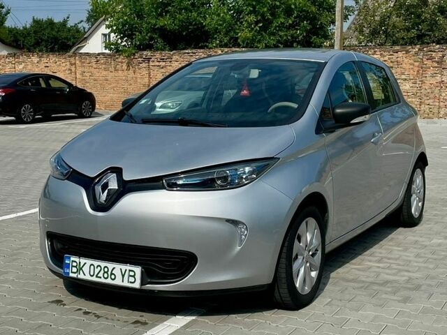 Серый Рено Зое, объемом двигателя 0 л и пробегом 63 тыс. км за 9700 $, фото 1 на Automoto.ua