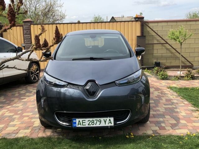 Серый Рено Зое, объемом двигателя 0 л и пробегом 128 тыс. км за 10500 $, фото 1 на Automoto.ua