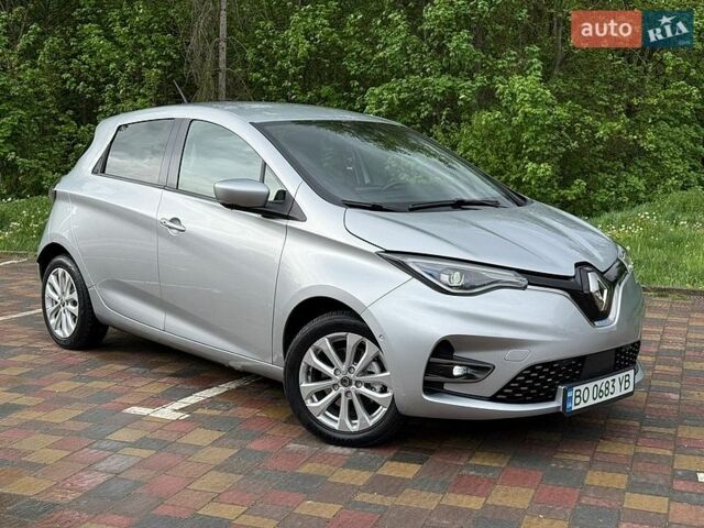 Серый Рено Зое, объемом двигателя 0 л и пробегом 32 тыс. км за 12999 $, фото 1 на Automoto.ua
