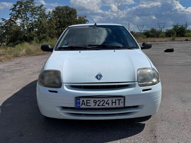 Белый Рено Clio Symbol, объемом двигателя 1.4 л и пробегом 488 тыс. км за 1950 $, фото 1 на Automoto.ua
