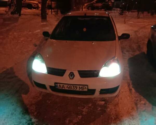 Белый Рено Clio Symbol, объемом двигателя 1.39 л и пробегом 224 тыс. км за 3100 $, фото 1 на Automoto.ua