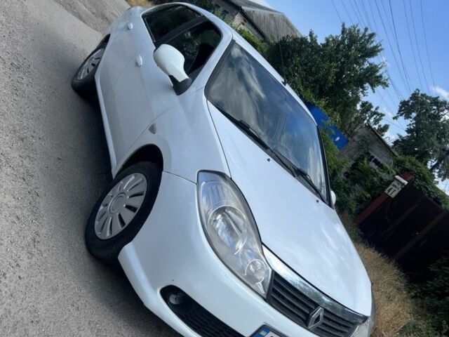 Белый Рено Clio Symbol, объемом двигателя 1.4 л и пробегом 350 тыс. км за 2999 $, фото 1 на Automoto.ua