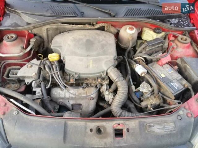 Красный Рено Clio Symbol, объемом двигателя 1.4 л и пробегом 280 тыс. км за 3200 $, фото 1 на Automoto.ua