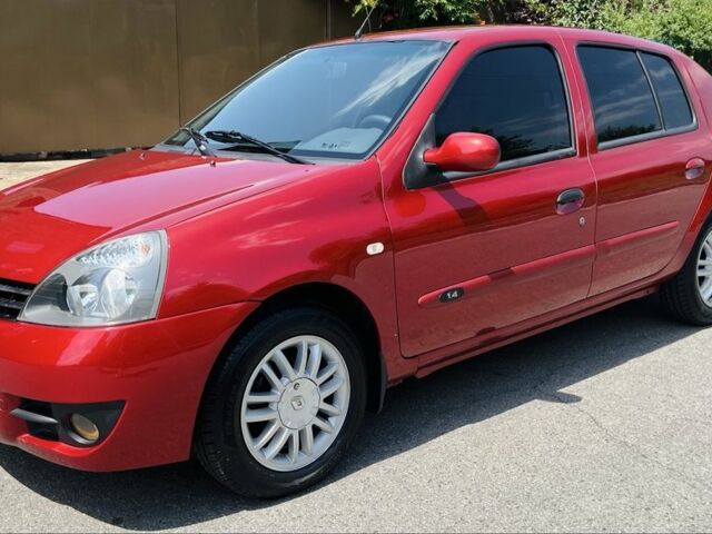 Красный Рено Clio Symbol, объемом двигателя 1.4 л и пробегом 140 тыс. км за 3850 $, фото 1 на Automoto.ua