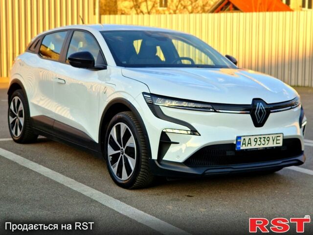 Белый Рено Megane E-Tech, объемом двигателя 0 л и пробегом 26 тыс. км за 24000 $, фото 1 на Automoto.ua