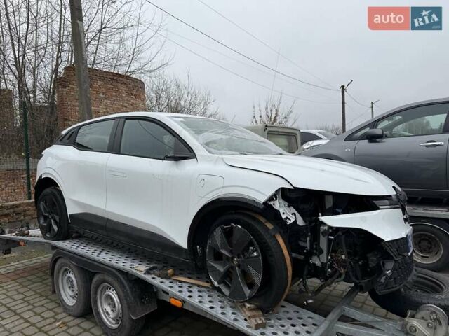 Белый Рено Megane E-Tech, объемом двигателя 0 л и пробегом 10 тыс. км за 9900 $, фото 1 на Automoto.ua