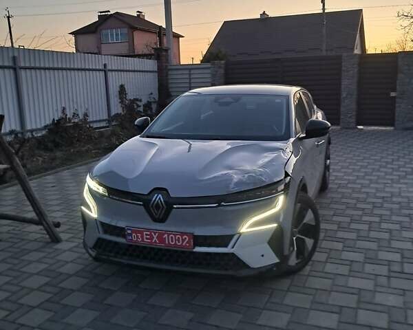 Серый Рено Megane E-Tech, объемом двигателя 0 л и пробегом 32 тыс. км за 18400 $, фото 1 на Automoto.ua