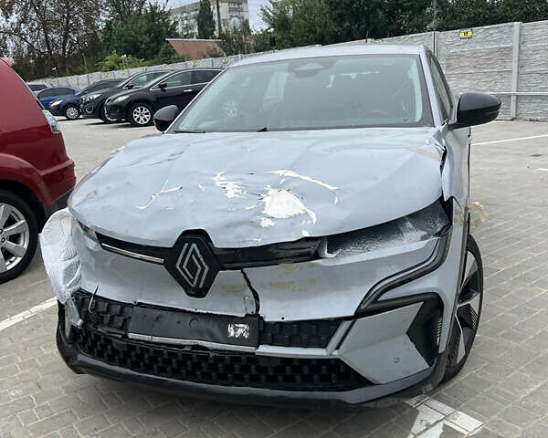 Серый Рено Megane E-Tech, объемом двигателя 0 л и пробегом 30 тыс. км за 13000 $, фото 1 на Automoto.ua