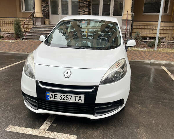 Белый Рено Megane Scenic, объемом двигателя 1.5 л и пробегом 292 тыс. км за 7000 $, фото 1 на Automoto.ua