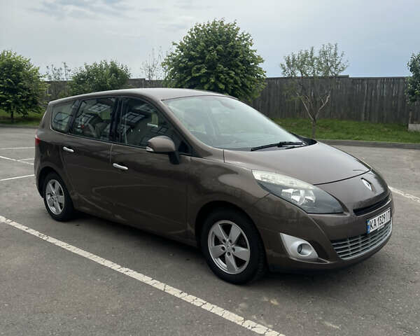 Коричневый Рено Megane Scenic, объемом двигателя 1.5 л и пробегом 217 тыс. км за 7900 $, фото 1 на Automoto.ua
