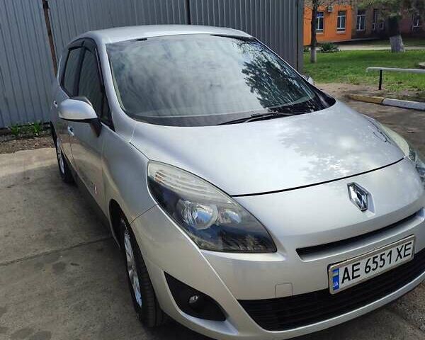 Серый Рено Megane Scenic, объемом двигателя 1.6 л и пробегом 184 тыс. км за 8200 $, фото 1 на Automoto.ua