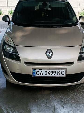 Серый Рено Megane Scenic, объемом двигателя 1.5 л и пробегом 242 тыс. км за 7800 $, фото 1 на Automoto.ua