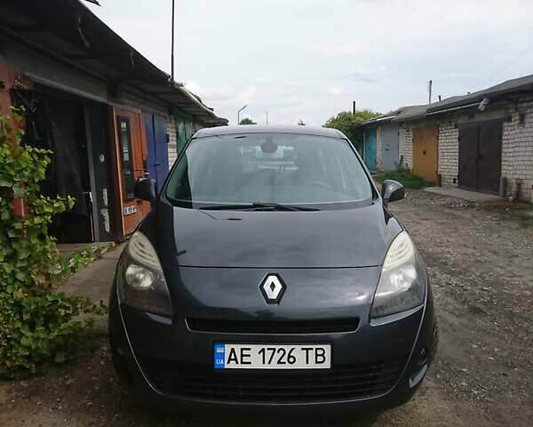 Серый Рено Megane Scenic, объемом двигателя 1.5 л и пробегом 210 тыс. км за 7500 $, фото 1 на Automoto.ua