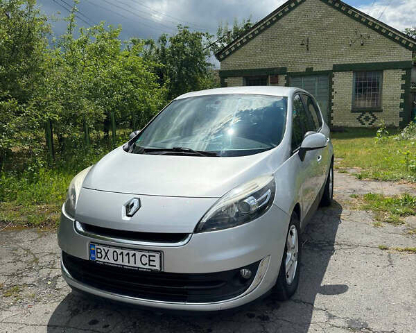 Серый Рено Megane Scenic, объемом двигателя 1.5 л и пробегом 181 тыс. км за 8500 $, фото 1 на Automoto.ua