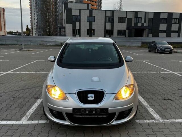 Сірий Сеат Altea, об'ємом двигуна 2 л та пробігом 400 тис. км за 3300 $, фото 1 на Automoto.ua
