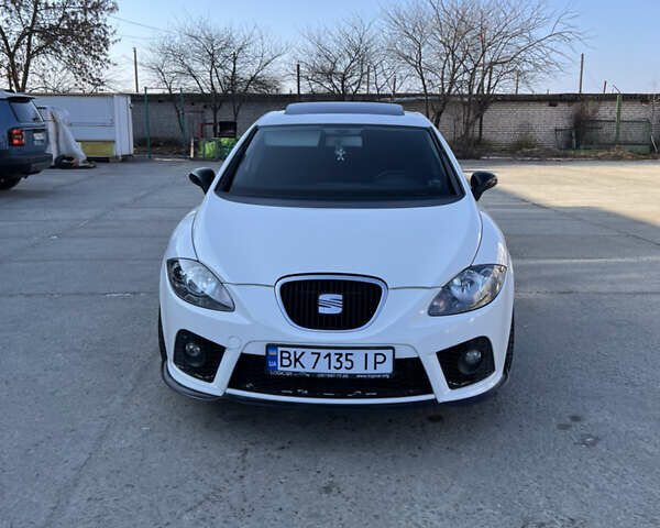 Белый Сеат Леон, объемом двигателя 2 л и пробегом 170 тыс. км за 6500 $, фото 1 на Automoto.ua
