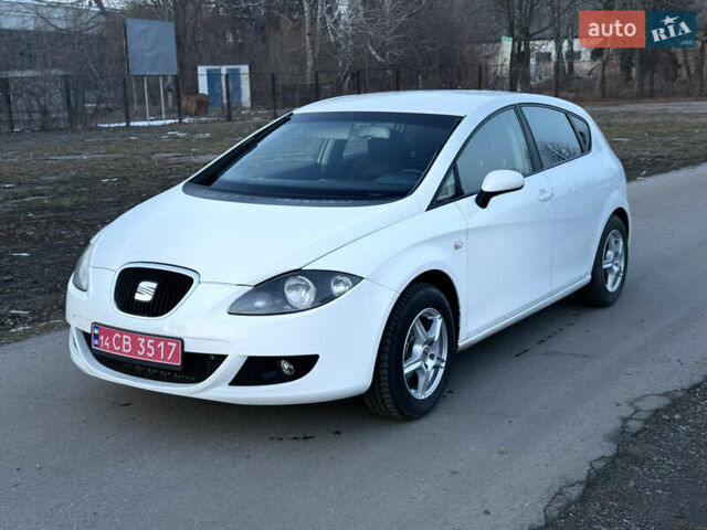 Белый Сеат Леон, объемом двигателя 1.6 л и пробегом 239 тыс. км за 5800 $, фото 1 на Automoto.ua