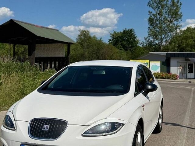 Білий Сеат Leon, об'ємом двигуна 1.6 л та пробігом 243 тис. км за 7000 $, фото 1 на Automoto.ua